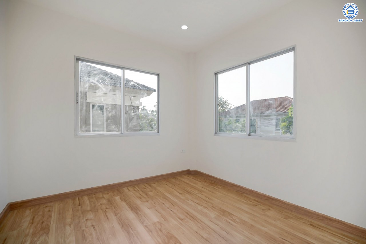 บ้านมือสองตกแต่งใหม่ โครงการ ไลฟ์ บางกอก บูเลอวาร์ด ราชพฤกษ์-รัตนาธิเบศร์ เนื้อที่ 50.3 ตร.ว. ดีไซน์ตอบทุกไลฟ์สไตล์ ฟังก์ชัน 3 ห้องนอน 3 ห้องน้ำ จอดรถได้ 2 คัน บนทำเลติดถนนราชพฤกษ์ เชื่อมต่อทุกเส้นทาง ใกล้รถไฟฟ้าสายสีม่วง "สถานีท่าอิฐ" และจุดขึ้นทางด่วน "ศรีรัช"